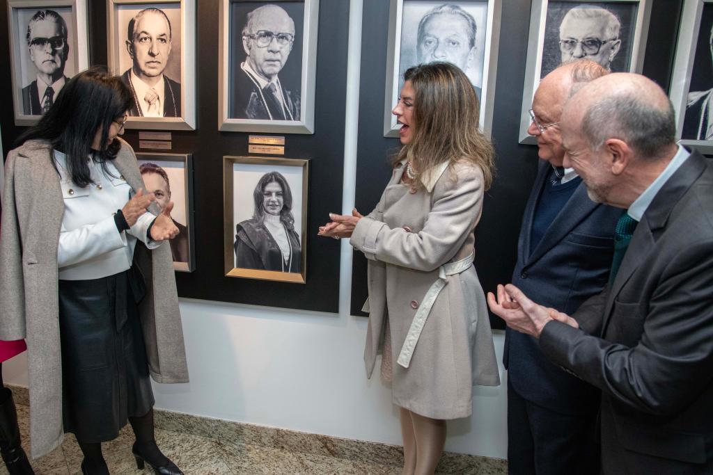 Retrato da desembargadora Joeci Machado Camargo é aposto na galeria da 1ª Vice-Presidência do TJPR